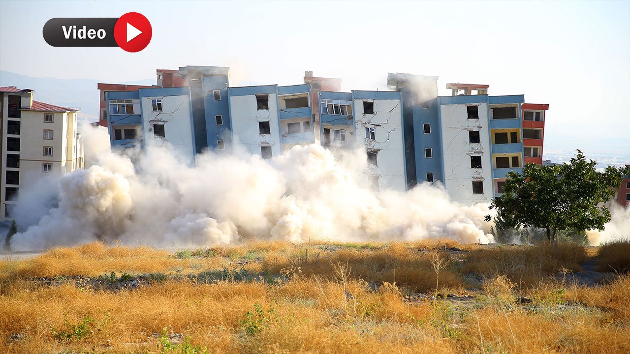 Kahramanmaraş'ta Binalar Patlayıcı Yardımıyla Yıkılıyor: O Anlar Kamerada!