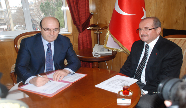 GÖKSUN TÜNELLERİNİ YAPAN MÜTEAHHİT KÖYE OKUL YAPIYOR