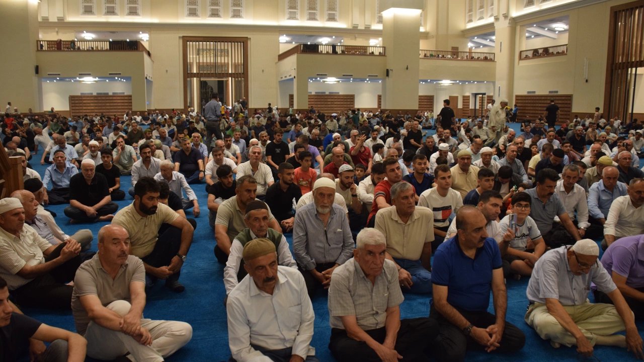 Deprem Bölgesi ve Kahramanmaraş'ta Mevlit Kandili: Dualarla Aydınlanan Anlar