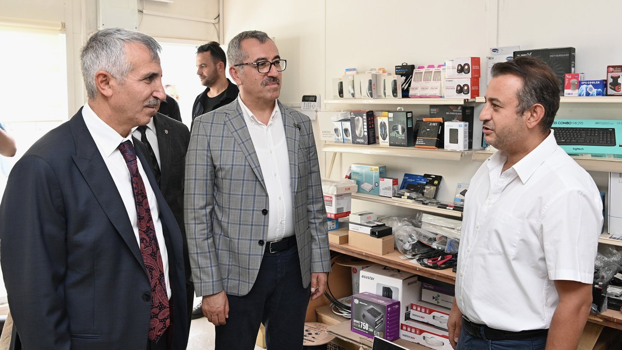 Kahramanmaraş Merkez Çarşı'da Yeniden Hayat: Başkan Güngör ve Vali Ünlüer İncelemelerde!