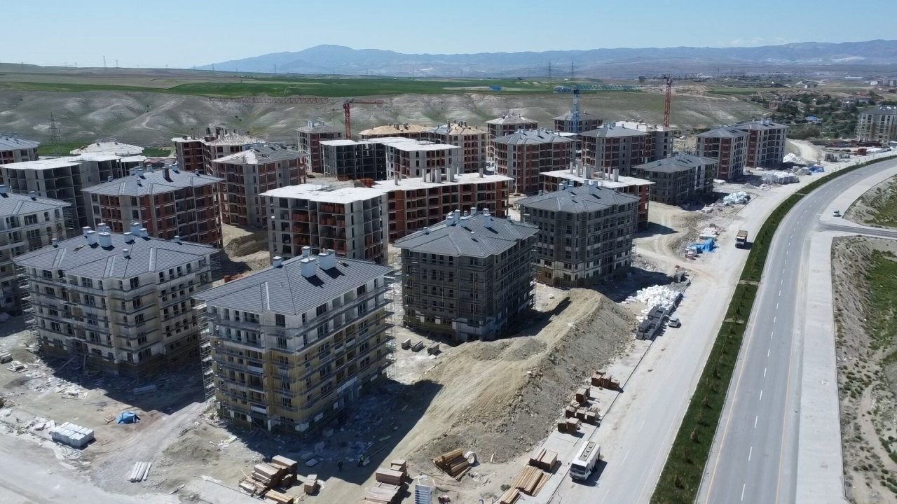 Deprem Bölgesinde Yükselen Umut: 41 Bin Konut ve 4.8 Bin Köy Evi Yolda!