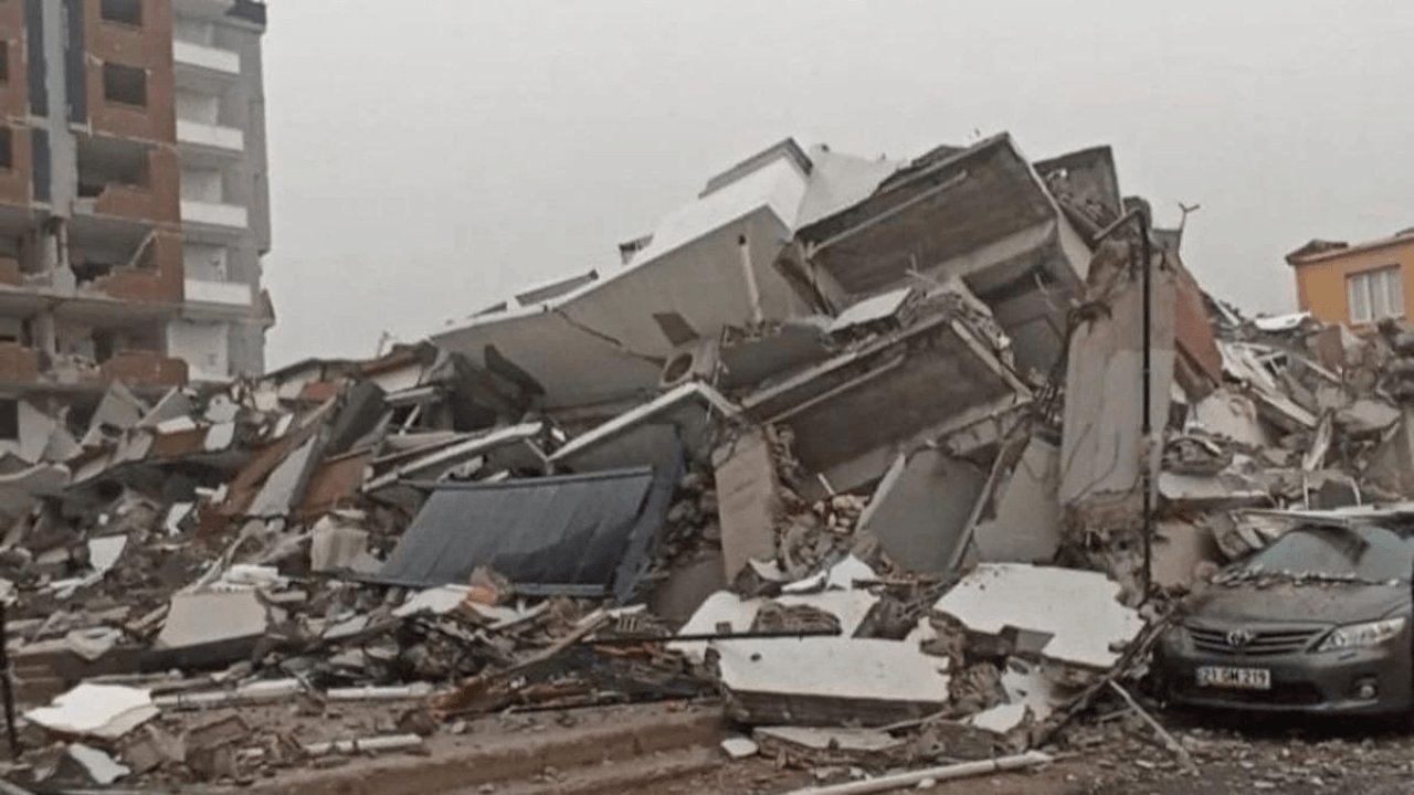 Kahramanmaraş Depremlerinde Kaçak Bina Müteahhidi ve 8 Sanık 22 Yıl Hapisle Karşı Karşıya!