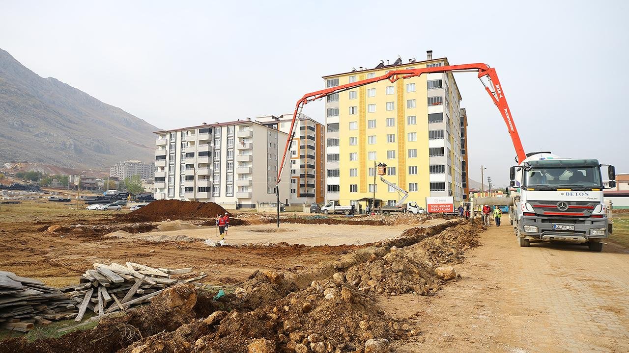 Kahramanmaraş'ta Belediye Dar Gelirli Depremzedelere Ücretsiz 2+1 Ev Dağıtacak