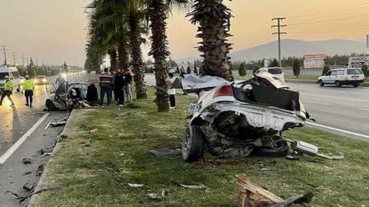 Kahramanmaraş'ta Dehşet Anı: Otomobil Ağaca Çarptı, İkiye Bölündü!