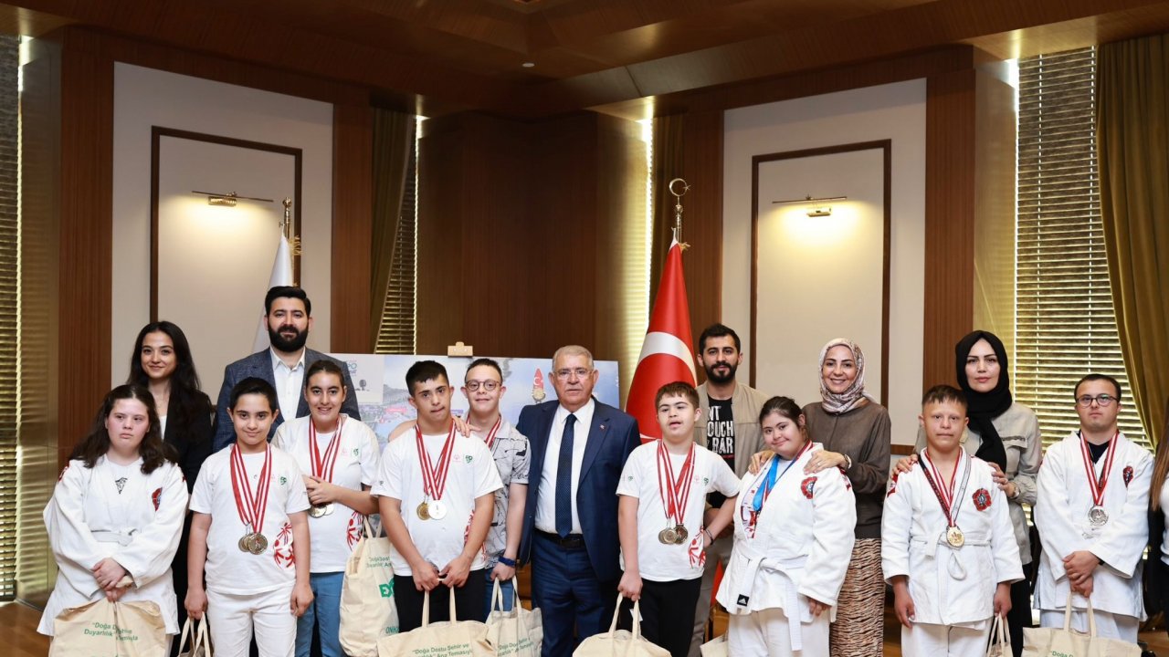 Kahramanmaraş'ta Sporun Zaferi: Başkan Mahçiçek, Şampiyonlara Destek Verdi!