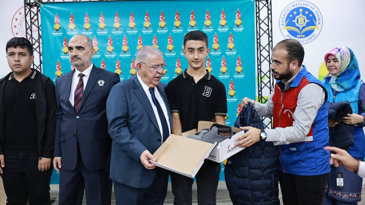 Başkan Mahçiçek’ten 500 Öğrenciye Kışlık Sürpriz: Bot ve Mont Hediyesi!