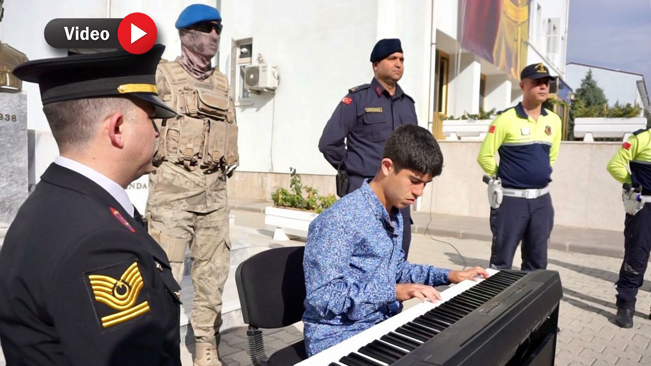 Kahramanmaraş'ta Otizmli Genç, Piyanosuyla Gazi Mustafa Kemal Atatürk'ü Andı!