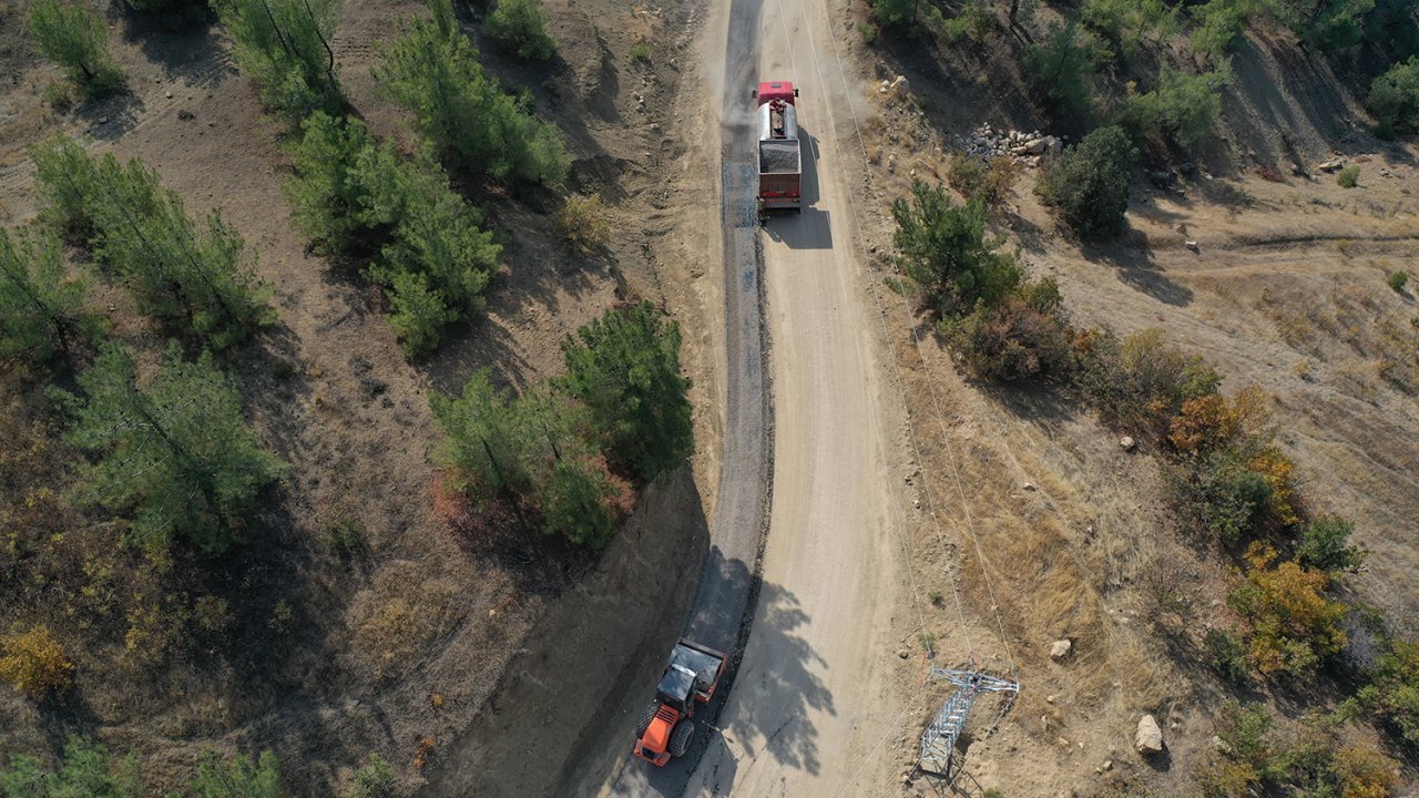 Dulkadiroğlu'nda Kışa Hazırlık: Sathi Kaplama Asfalt Çalışmaları Hız Kazanıyor!