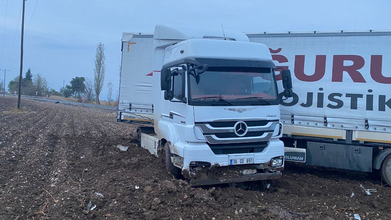 Kahramanmaraş'ta Tır Kazası: Kontrolden Çıkarak Tarlaya Savruldu