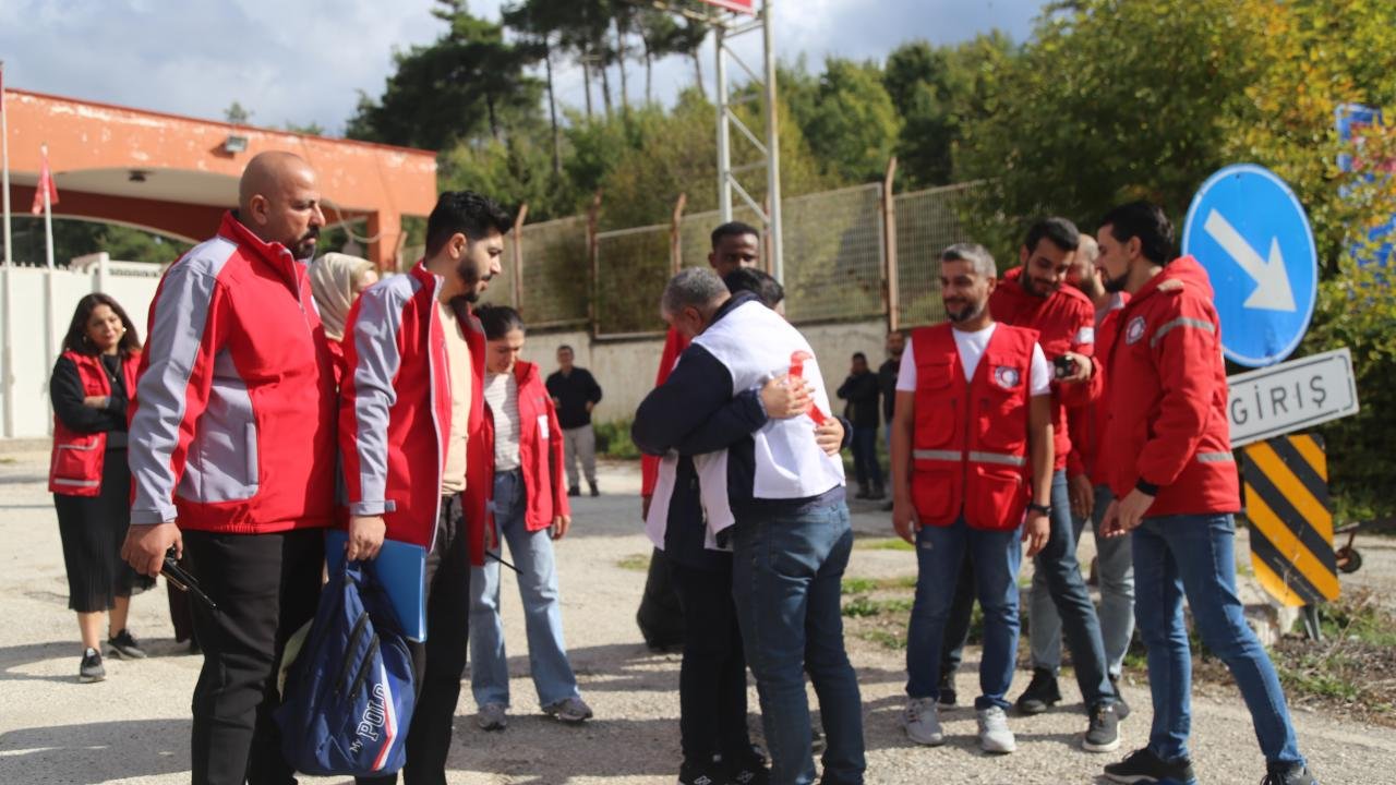 Kahramanmaraş Depremi Mağduru Ahmet, Babasıyla Yeniden Birleşti: İşte Dokunaklı Hikayesi!