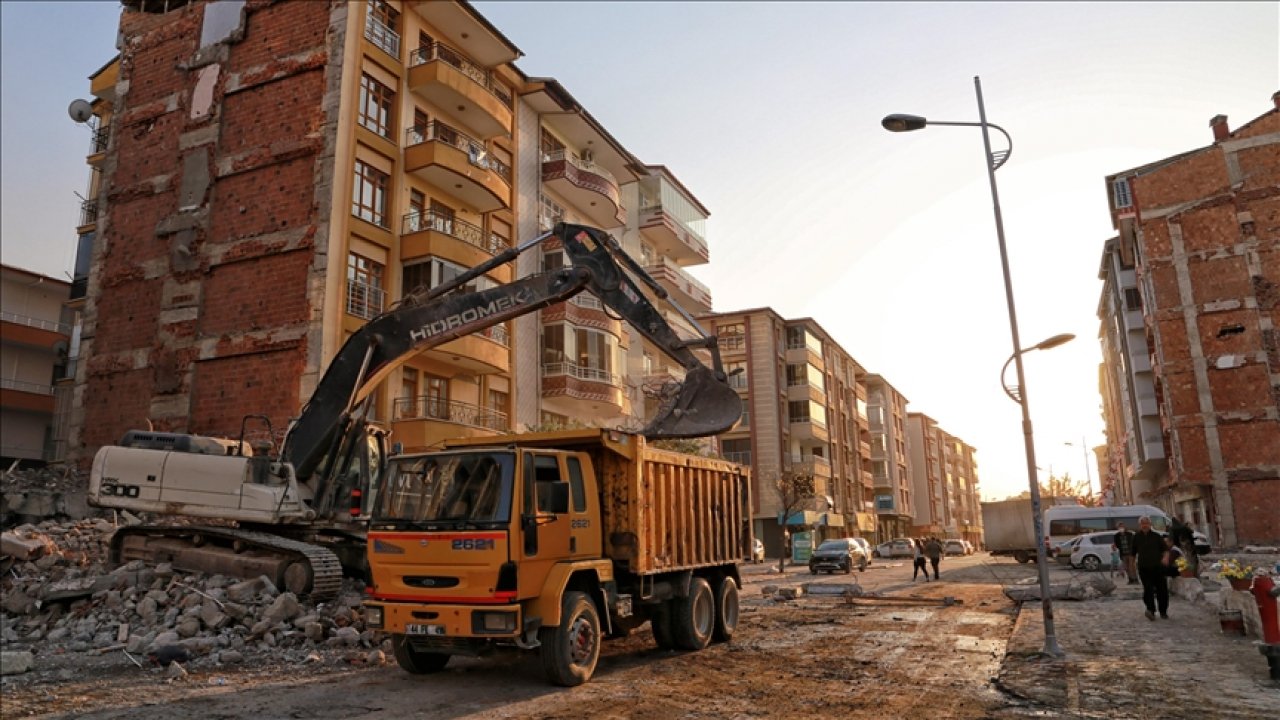 AFAD'dan Deprem Bölgesine Önemli Uyarı: Ağır Hasarlı Yapılardan Uzak Durun!