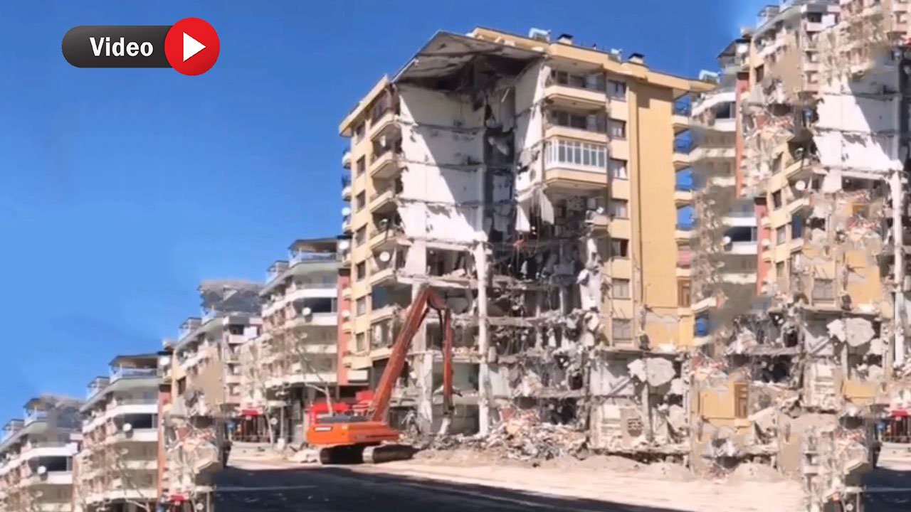 Kahramanmaraş'ta İş Makinesinin Üzerine Çöken 9 Katlı Bina: Dulkadiroğlu'da Olaylı Yıkım