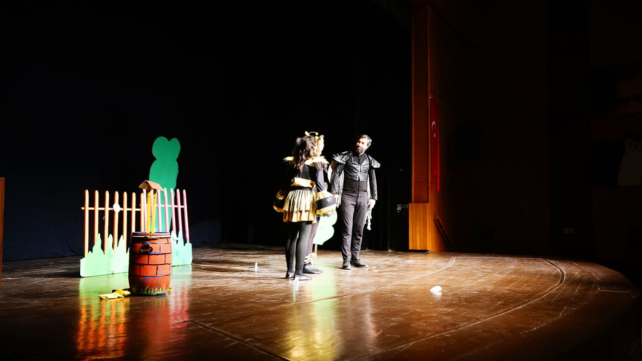 Kahramanmaraş Eğlence ve Öğrenme Bir Arada: 'Kraliçe Maya' Gösterisi Minikleri Büyüledi