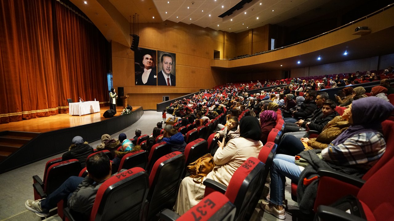 Bağırmayan Annelerin Sırları: Kahramanmaraş'ta Hatice Kübra Tongar'la Ailede Harmoni