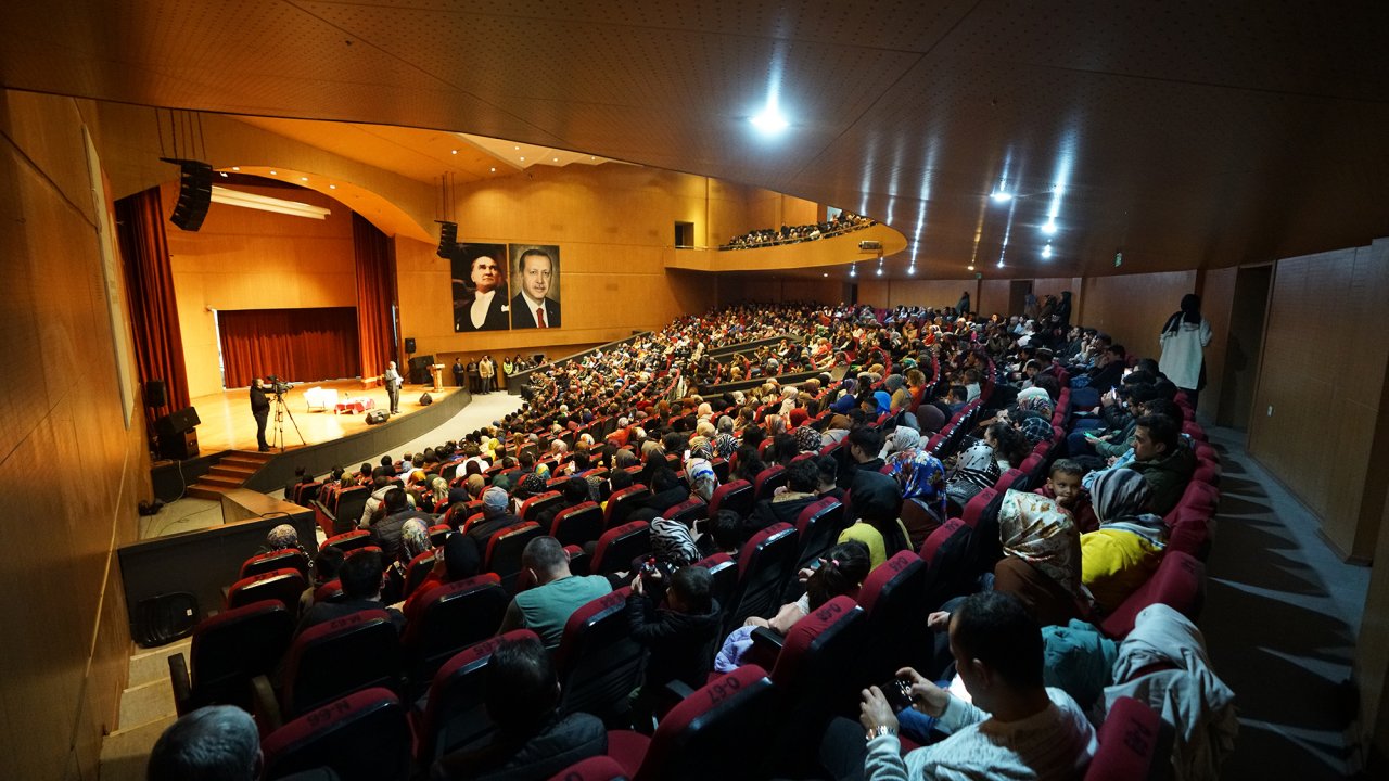 Kahramanmaraş'ta Şiir Rüzgarı: Hayati İnanç'ın Söyleşisi Unutulmaz Anlar Sundu