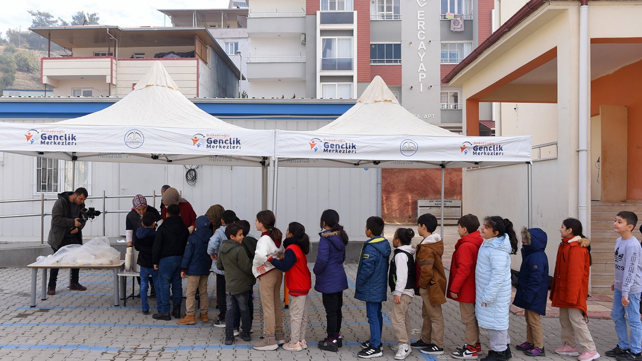 Dulkadiroğlu Belediyesi'nden Şefkat Eli: Öğrencilere Sıcak Çorba İkramı!