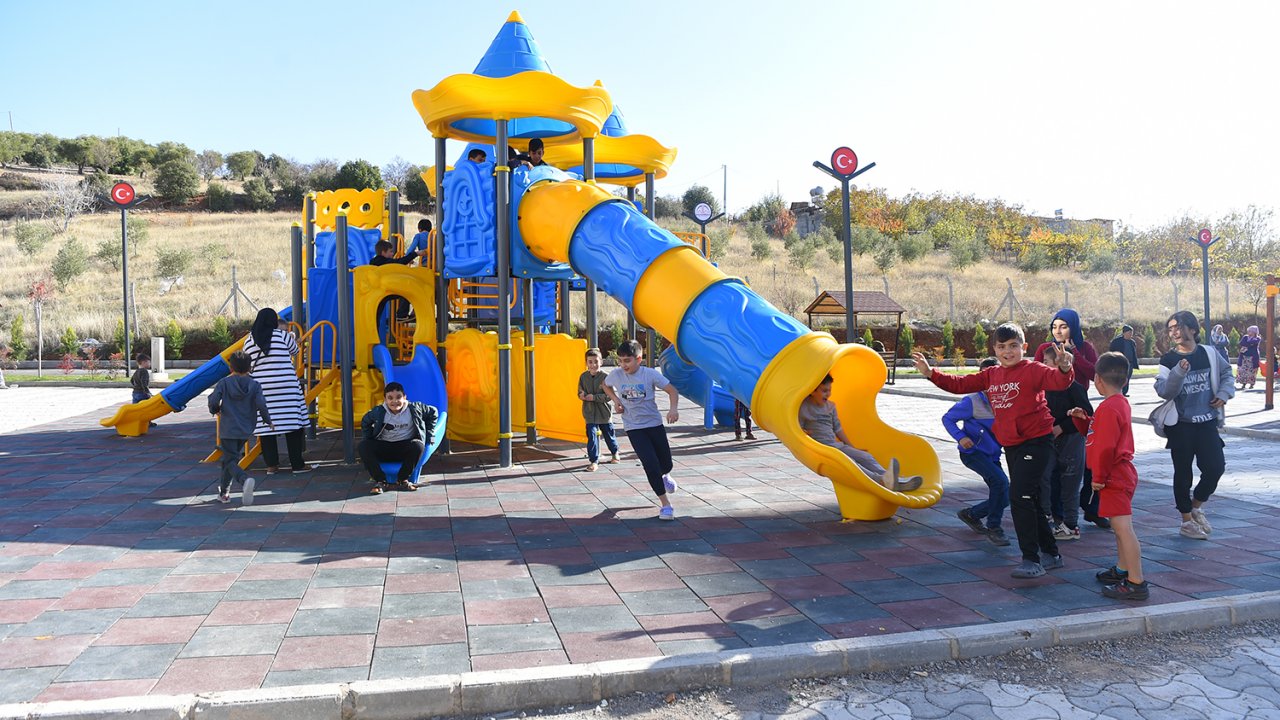 Dulkadiroğlu Belediyesi'nden Yenikent'e Çocuklara Özel Oyun Alanı!