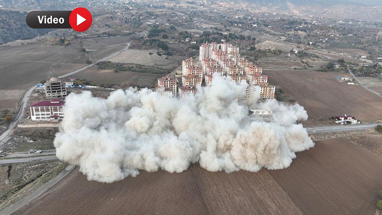 Kahramanmaraş'ta Ağır Hasarlı 11 Katlı 3 Bina Patlayıcı Kullanılarak Yıkıldı