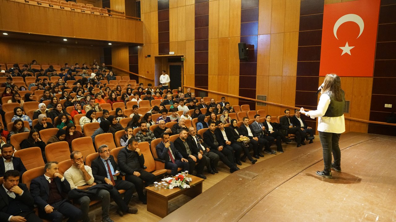 Edebiyatın Başkenti Kahramanmaraş'ta Öğrenciler Şiirde Yarıştı!