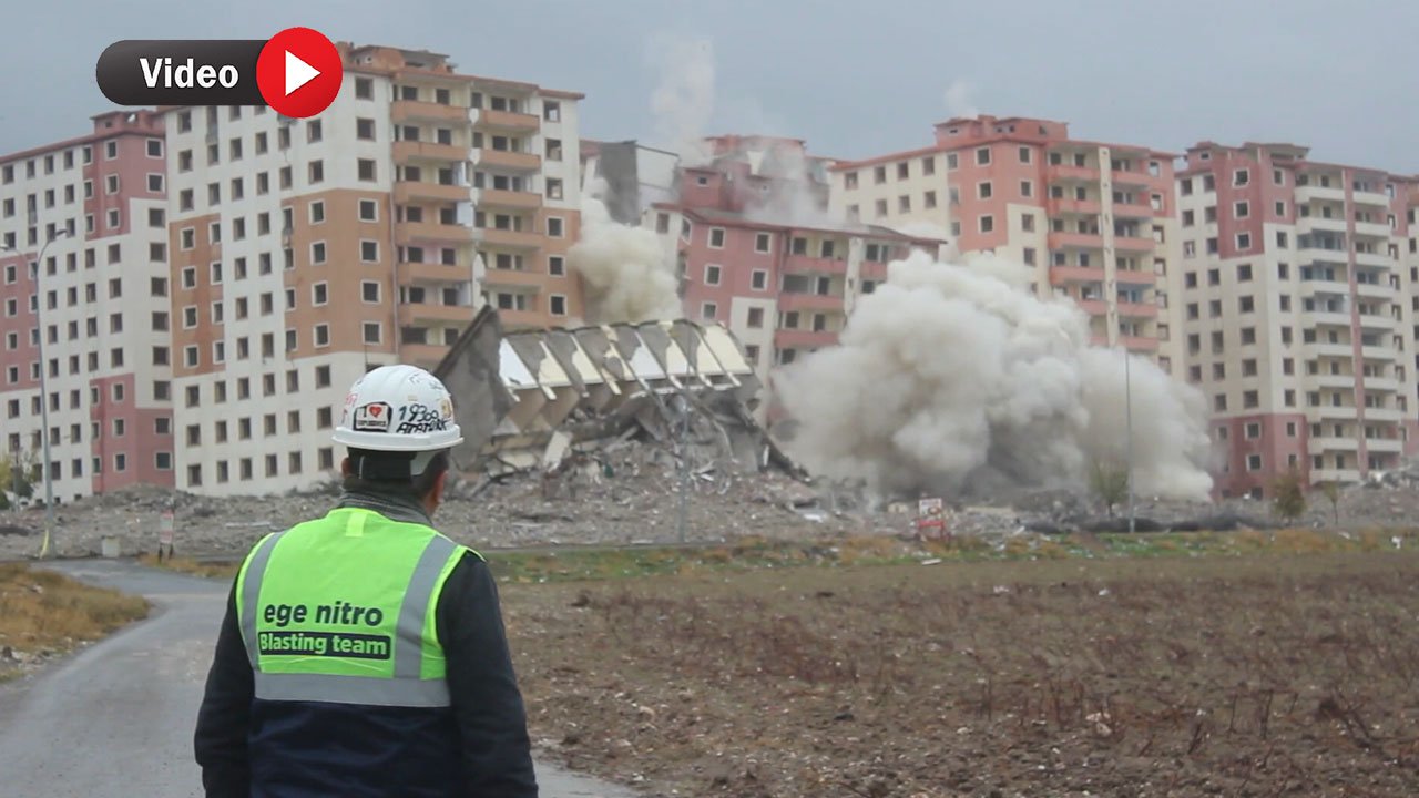 Kahramanmaraş'ta Ağır Hasarlı 11 Katlı 3 Bina Patlayıcı Kullanılarak Yıkıldı