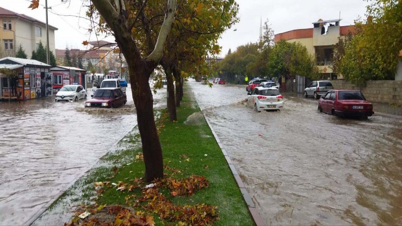 Kahramanmaraş'ta Şiddetli Yağış! Pazarcık'ta İş Makinesi Devrildi, İşte Detaylar