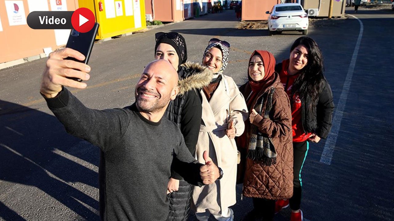Yazar Kahraman Tazeoğlu, 10 Aydır Deprem Bölgesinde Yardım Faaliyetlerine Katılıyor