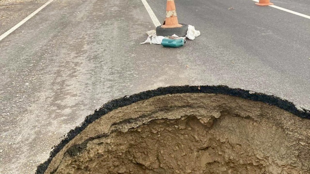 Kahramanmaraş'ta Sürücüler Dikkat! Asfaltta Oluşan Obruk Korkuttu