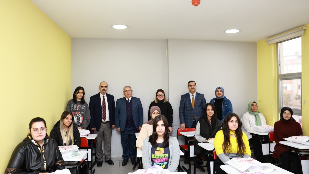 Ücretsiz Kurslar ve 55 Bin Kaynak Kitap! Onikişubat'ta Eğitime Büyük Katkı