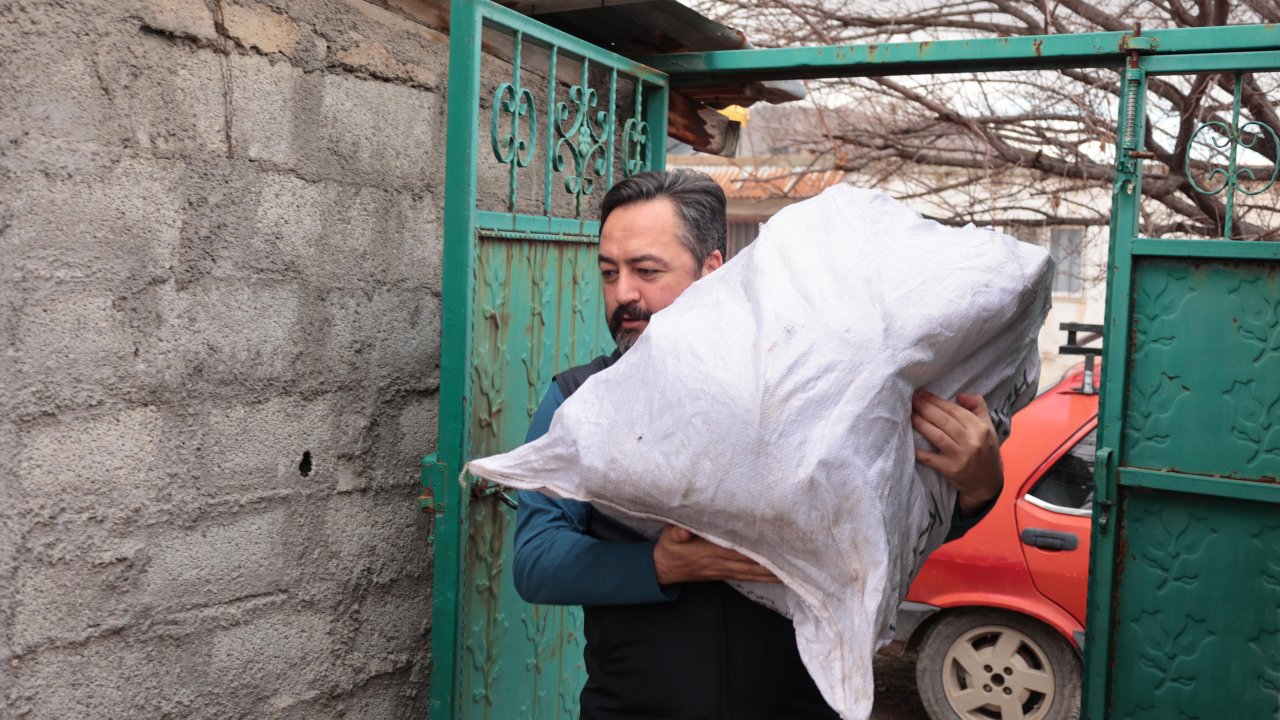 Kardeşlik Soğuğa Meydan Okuyor: Kahramanmaraş Elbistan'da 100 Ton Odun ve Kömür Yardımı!