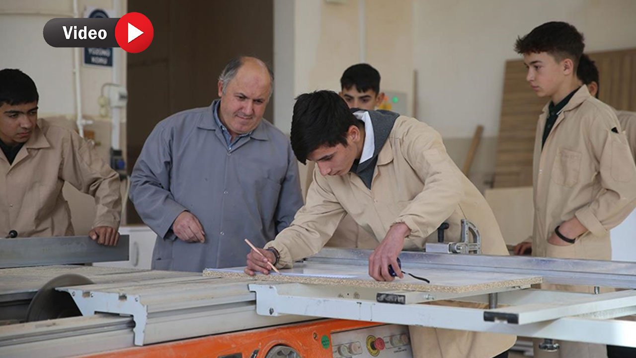 Kahramanmaraş'ta Depremzede Öğrenciler Afet Bölgesinde Yenilenen Okullar İçin Sıra Üretiyor