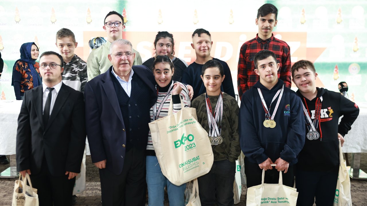 Kahramanmaraş'ta Onikişubat Belediye Başkanı, Özel Şampiyon Sporculara Ödüller Verdi!