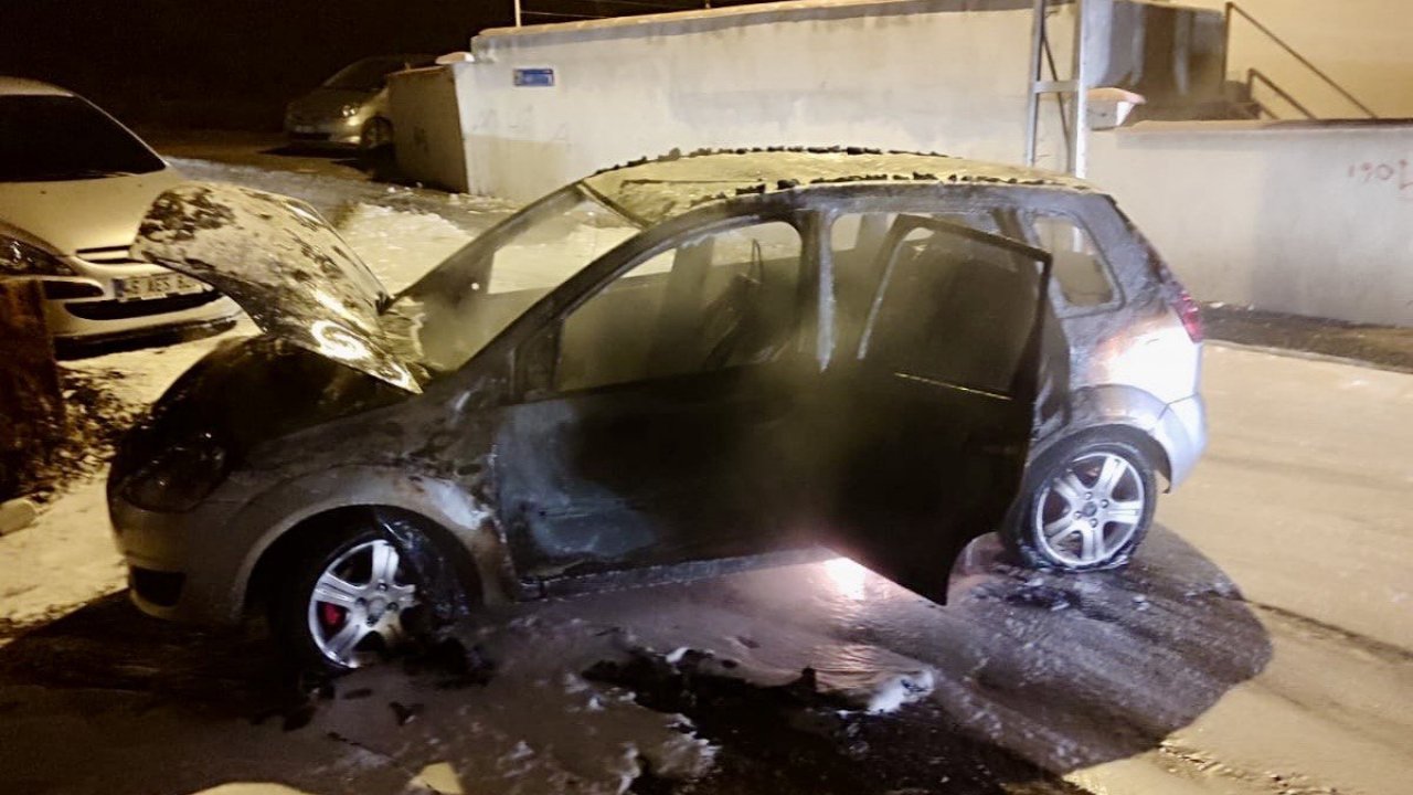 Kahramanmaraş'ta Gece Yarısı Otomobil Yangını: Hızlı İtfaiye Müdahalesi!