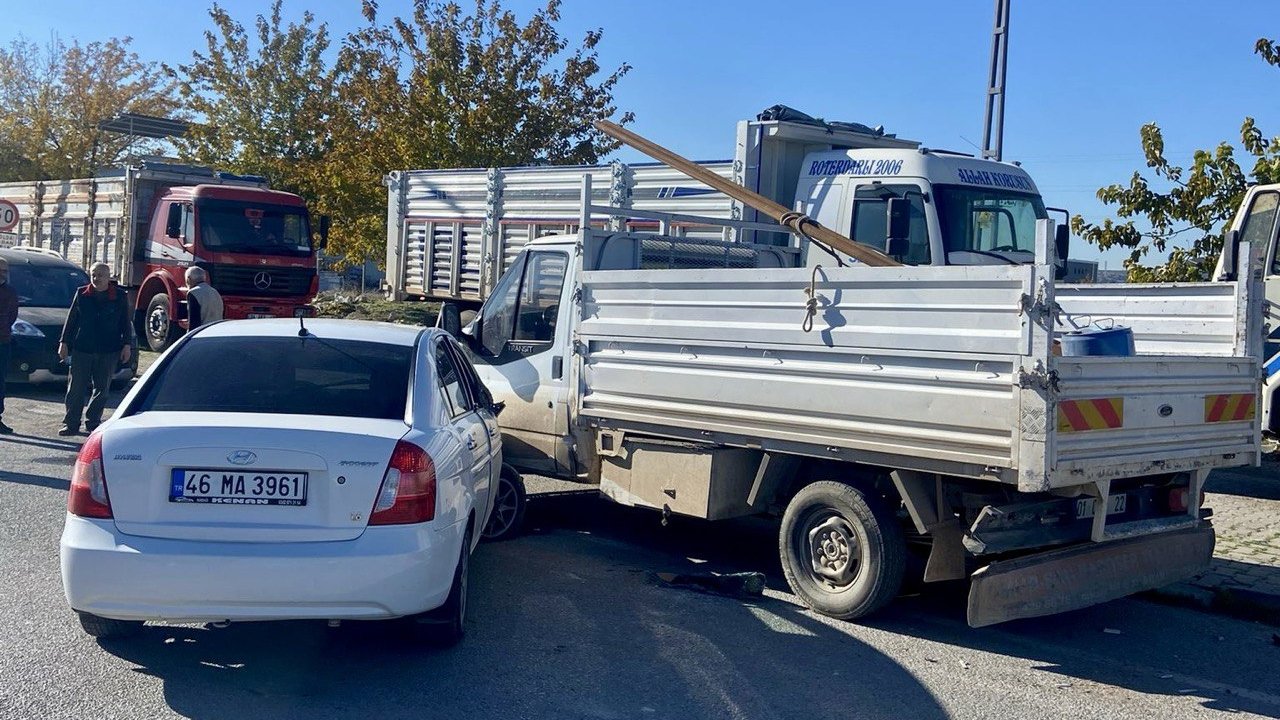 Kahramanmaraş’ta Otomobil Park Halindeki Kamyona Çarptı: 3 Yaralı