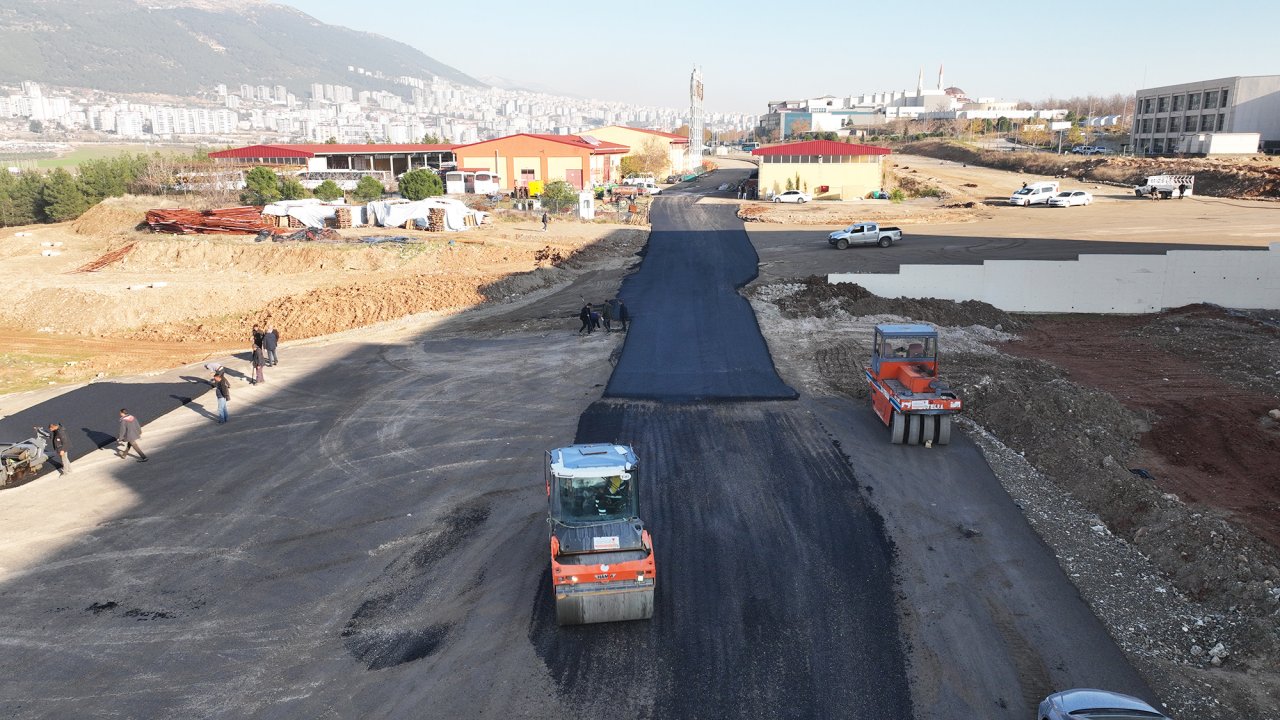 Kahramanmaraş Büyükşehir, KSÜ’de Yeni Fakültelerin Yollarını Asfaltlıyor