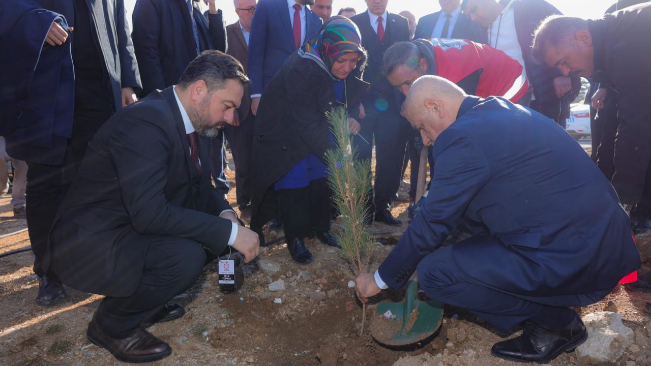 Deprem Şehitlerini Anmak İçin Kahramanmaraş Elbistan'da 1024 Fidan Toprağa Verildi