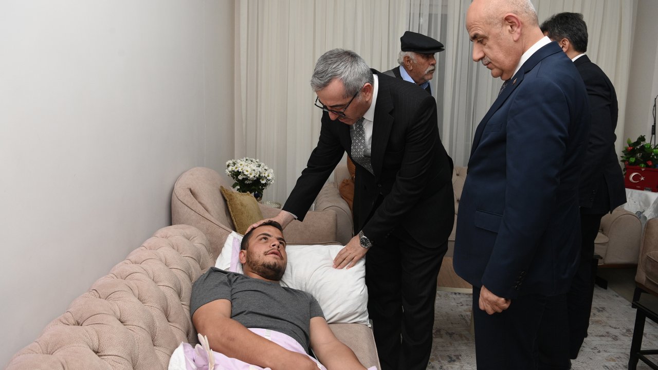 Pençe - Kilit Operasyonunda Yaralanan Gürbak'a Özel Geçmiş Olsun Ziyareti