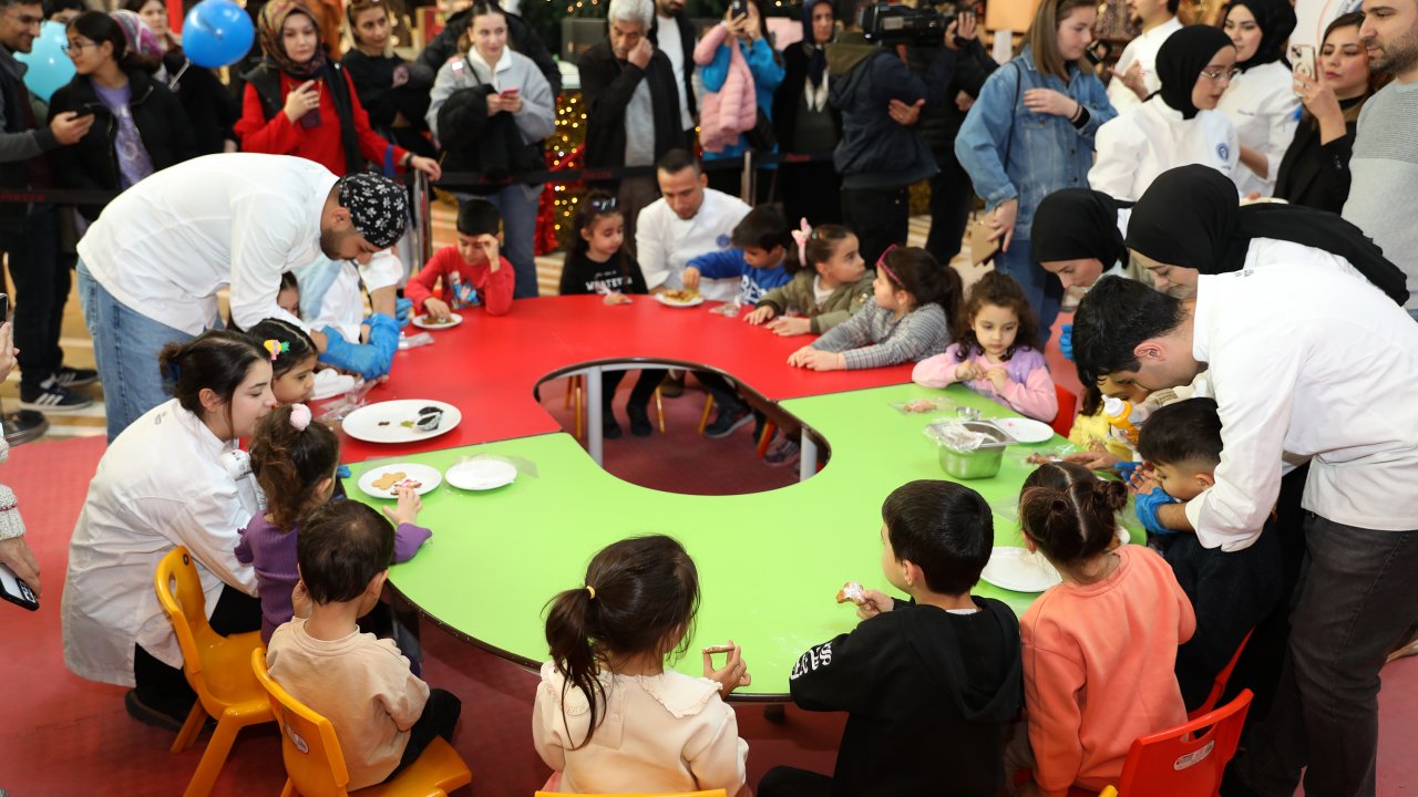 Kahramanmaraşlı Minik Şefler: KİÜ Gastronomi Atölyesi AVM'de  Pasta Süsledi