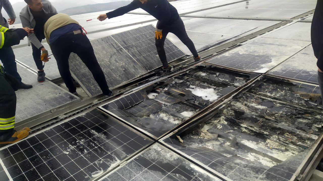 Kahramanmaraş'ta Tekstil Fabrikasındaki Çatı Yangını Anında Söndürüldü!