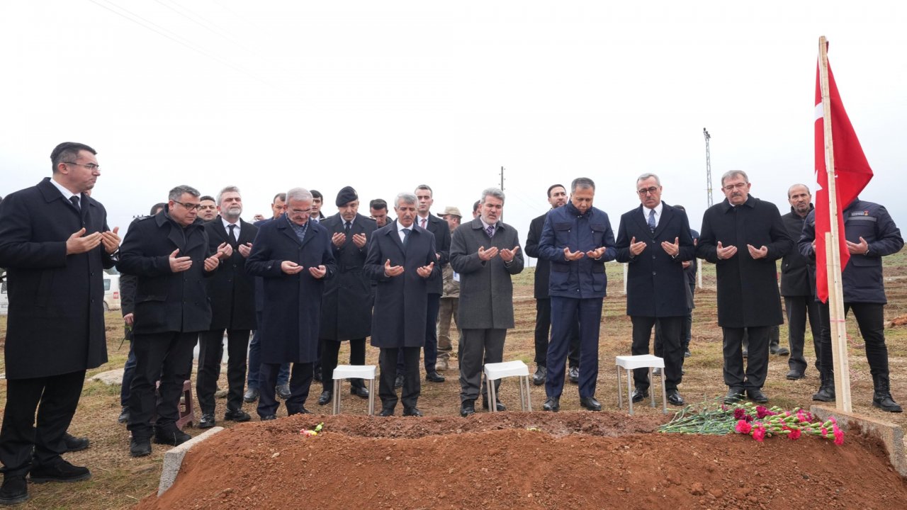 İçişleri Bakanı Yerlikaya'dan Kahramanmaraşlı Şehit Ailesine Taziye Ziyareti