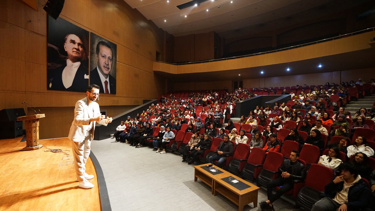 Sınav Stresine Son: Kahramanmaraş'ta Gri Koç'un Verimli Semineri Gençlerden Tam Not Aldı!
