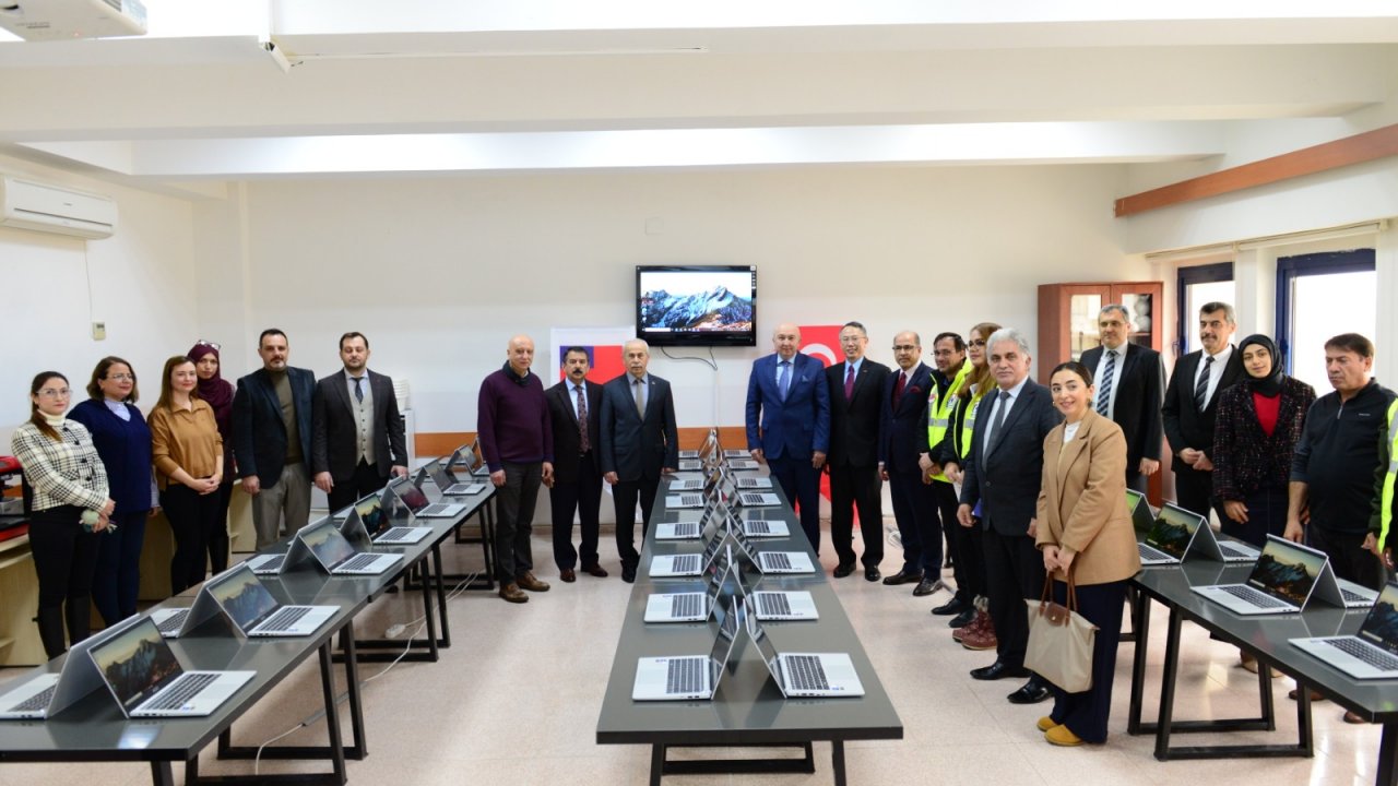 Taipei'nin Destek Eli: KSÜ, 100 Dizüstü Bilgisayar İle Yenileniyor!