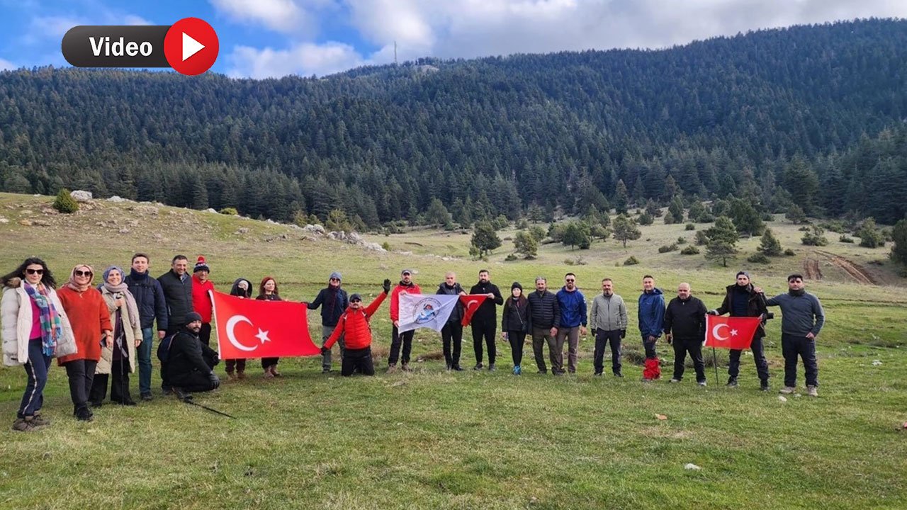 Şehitler İçin Dağcılar Kahramanmaraş'ta Başkonuş Yaylası'nda Türk Bayrağı Astı