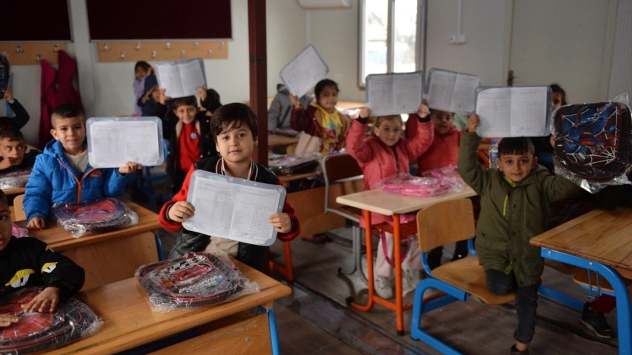 Kahramanmaraş'ta Depremin Ardından Yeniden Eğitime Başlayan 300 Bin Öğrenci Karnelerini Aldı!