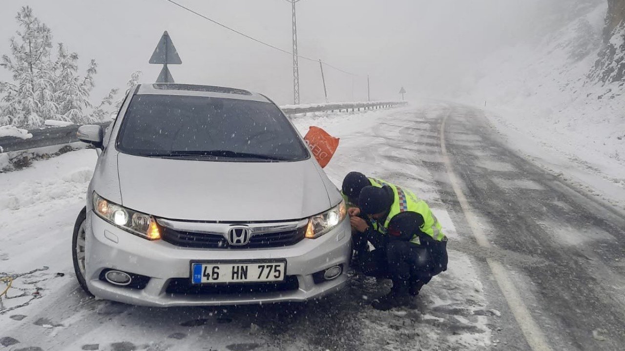 Karın Ardında Bir Kahraman: Kahramanmaraş'ta Jandarmadan Sürücülere Destek!