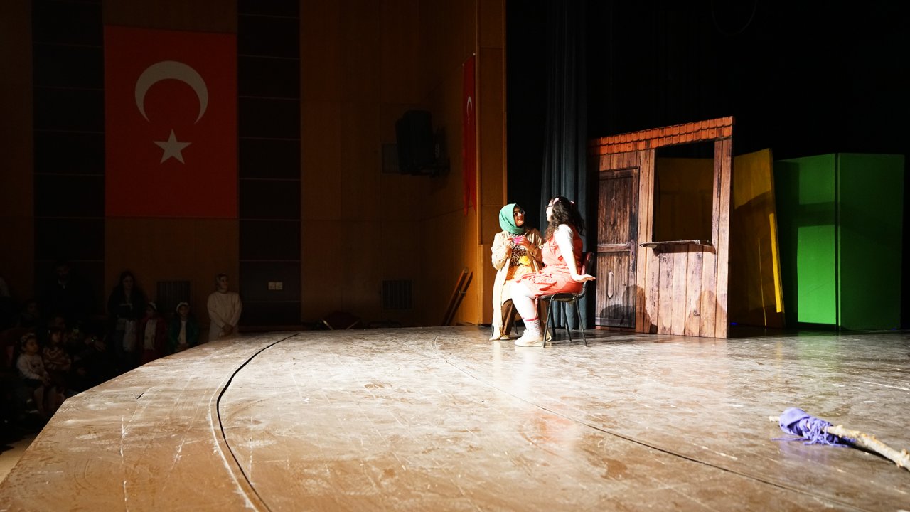 Kahramanmaraş'ta Yarıyıl Tatili Renkleniyor: 'Neşeli Aile' Tiyatro Gösterisi!