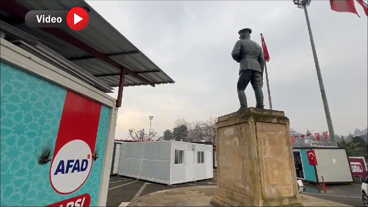 CHP İl Başkanı Ateş Tepkili! Kahramanmaraş'ta Atatürk Anıtı Çevresine Konulan Konteynerlar