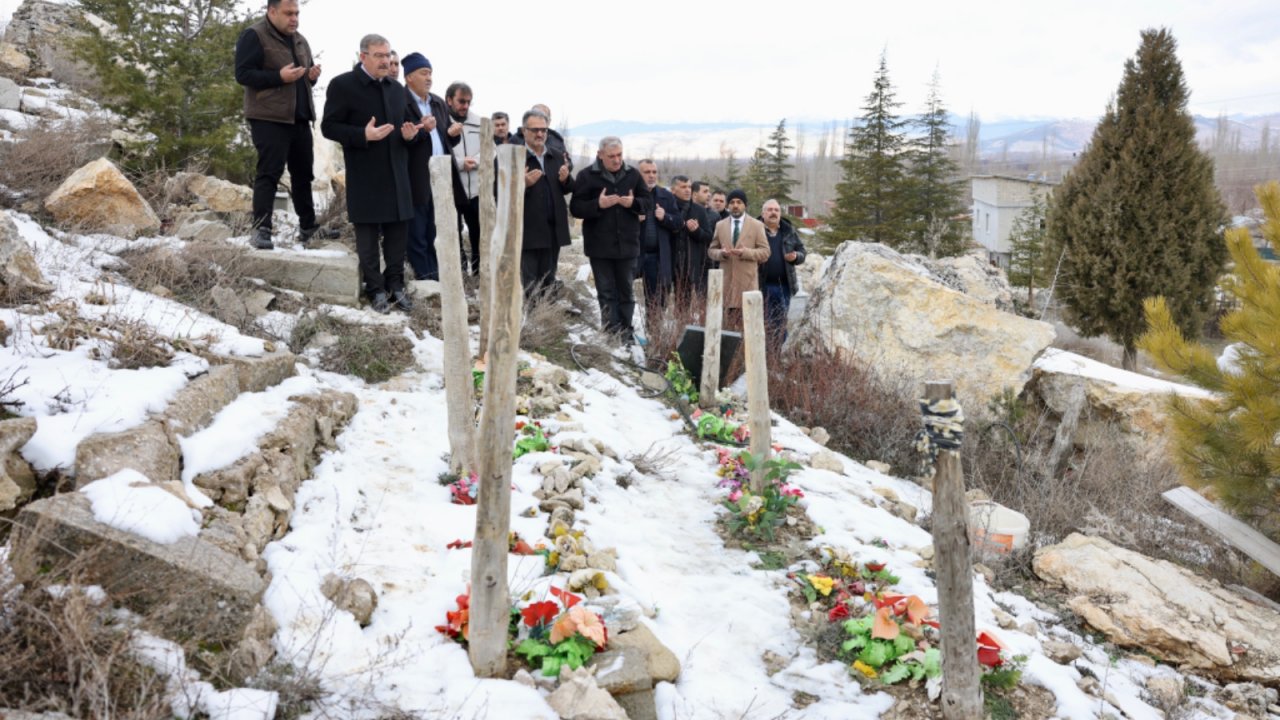 Başkan Aydın'dan Deprem Şehitlerinin Kabirlerine Ziyaret!