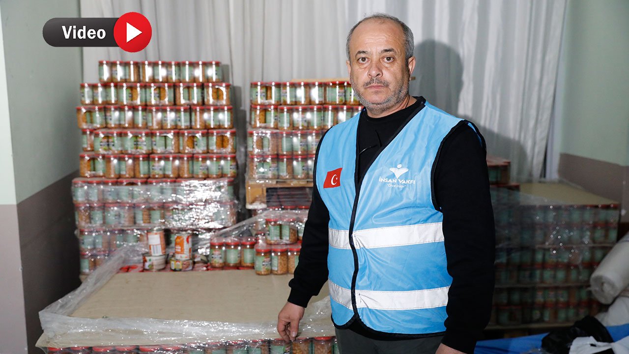 Kahramanmaraş’ta Acılarını Yüreğine Gömüp İhtiyaç Sahiplerinin Yardımına Koşuyor