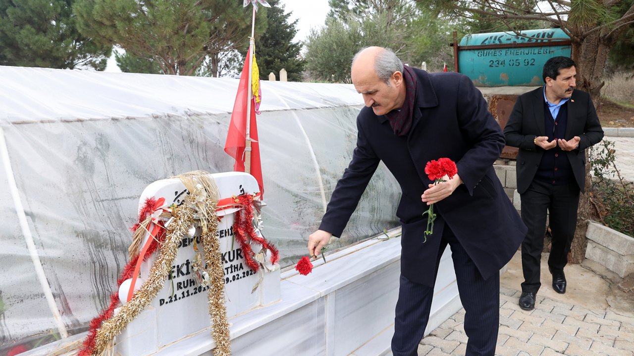 Başkan Okay, Hayatını Kaybeden Personeli Mezarı Başında Andı
