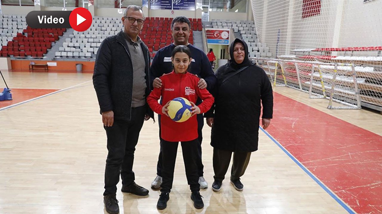 Kahramanmaraş'ta Depremzede Fatma Ceylin, Voleybolla Yaşama Tutunuyor